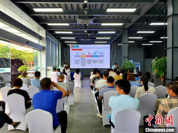 三亚市第三届新能源汽车推广培训系列活动——新能源汽车推广应用培训会。　王晓斌 摄