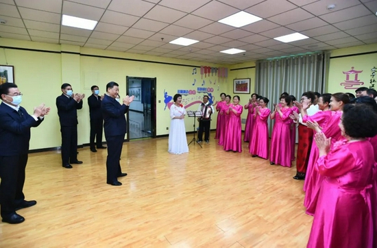 6月7日至9日，中共中央总书记、国家主席、中央军委主席习近平在青海考察。这是7日下午，习近平在西宁市城西区文汇路街道文亭巷社区舞蹈室，观看退休人员歌曲排练 谢环驰摄/本刊