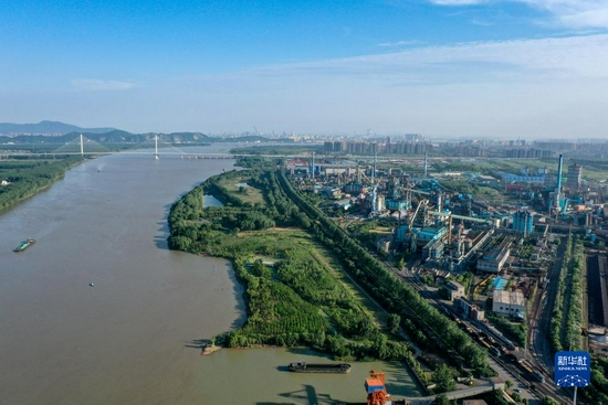 5月22日拍摄的南钢厂区与滨江生态湿地公园（无人机照片）。近年来，南京钢铁股份有限公司投资数亿元提升厂区景观、打造工厂花园，开展水土流失综合治理、生态修复与绿化。新华社记者 杨磊 摄