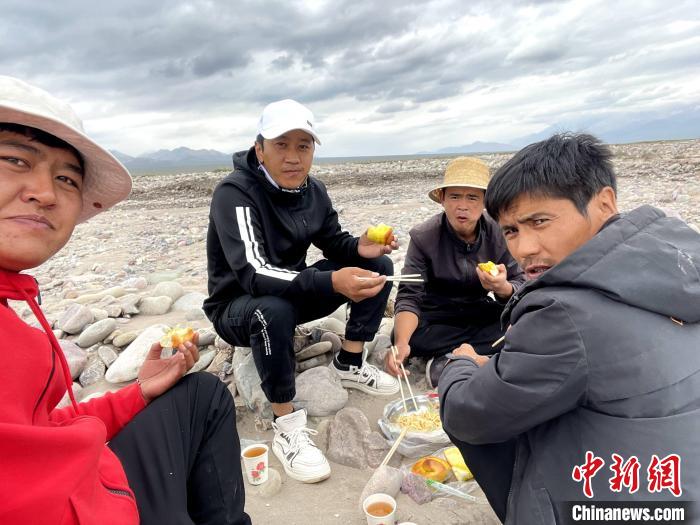图为驻村工作队在走访途中吃饭。(资料图) 沈延峰 摄