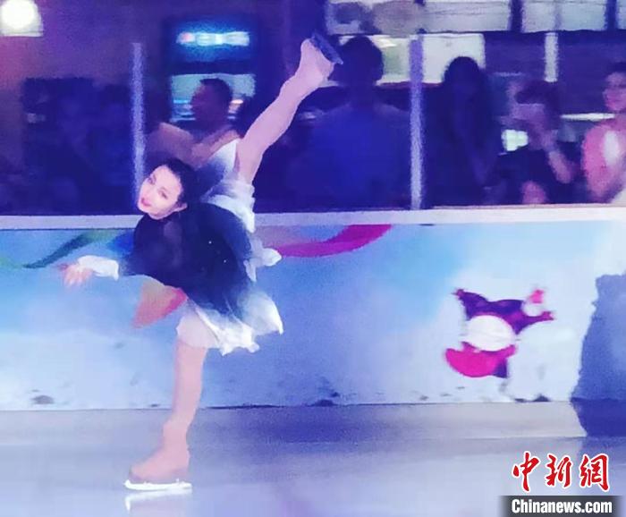 图为李思娴在北京国贸商城滑冰场进行花样滑冰表演。　受访者供图