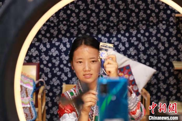 5G助力贵州山区返乡青年网上“淘金”忙