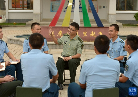 国防科技大学党的创新理论硕士博士宣讲团成员走进一线部队交流学习体会（2017年9月21日摄）。新华社发（吴苏琳 摄）