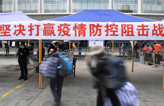  10月20日，兰州火车站，出省旅客持24小时内核酸检测证明及健康码进站乘车。新华社记者 陈斌 摄