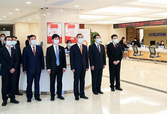 图为周强在横琴粤澳深度合作区人民法院调研。孙若丰摄