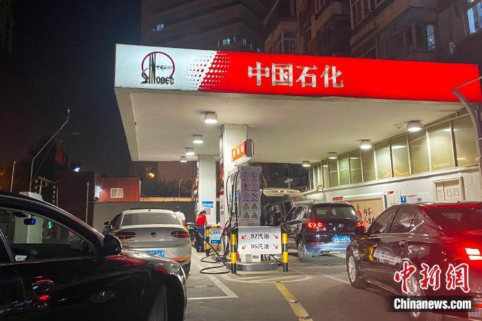 资料图：加油站。中新财经葛成摄
