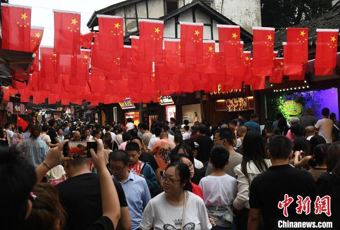 　　图为重庆千年古镇磁器口游人如织。<a target='_blank' href='/' >中新网</a>记者周毅摄