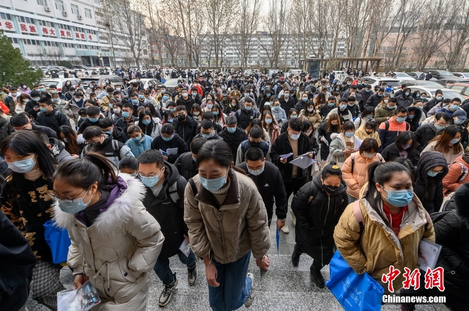11月28日，山西省太原市，考生步入考场。当日，中央机关及其直属机构2022年度考试录用公务员公共科目笔试举行。<a target='_blank' href='/'>中新社</a>记者 韦亮 摄