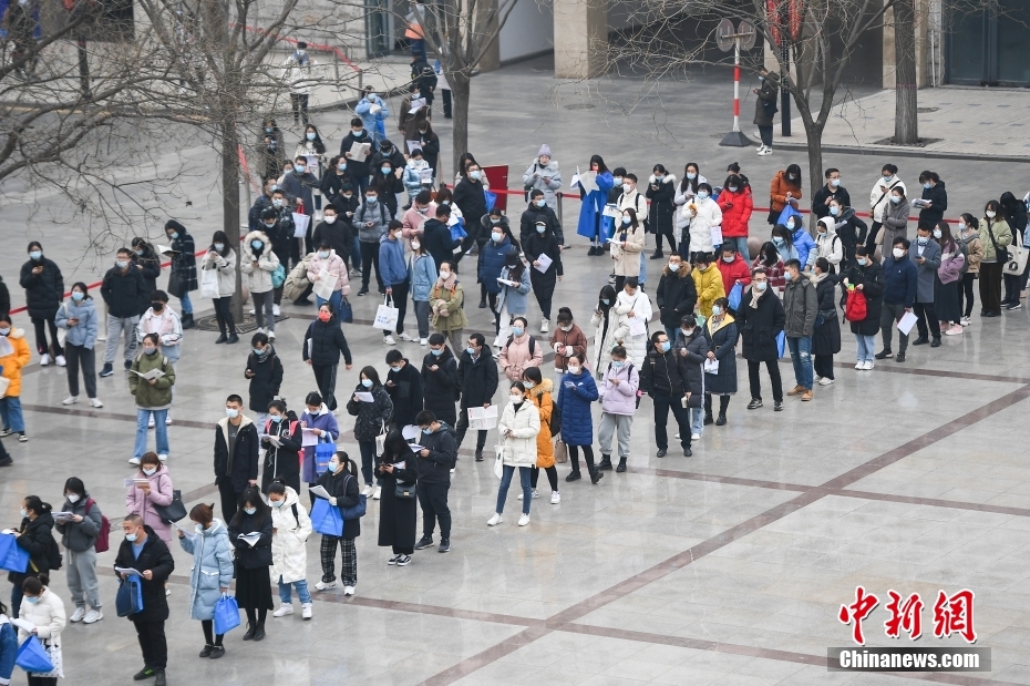 11月28日，山西省太原市，考生排队等候入场。当日，中央机关及其直属机构2022年度考试录用公务员公共科目笔试举行。<a target='_blank' href='/'>中新社</a>记者 武俊杰 摄