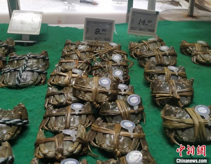 某超市售卖的山东东营大闸蟹。 <a target='_blank' href='/' >中新网</a>记者 谢艺观 摄