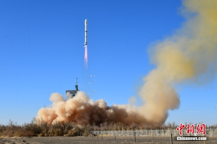 12月4日12时10分，中国在酒泉卫星发射中心用长征二号丙运载火箭，成功发射埃及二号卫星。援埃及二号卫星项目是中埃两国在共建“一带一路”倡议提出十年来，秉持“共商共建共享”原则，开展全方位务实合作结出的硕果。汪江波 摄