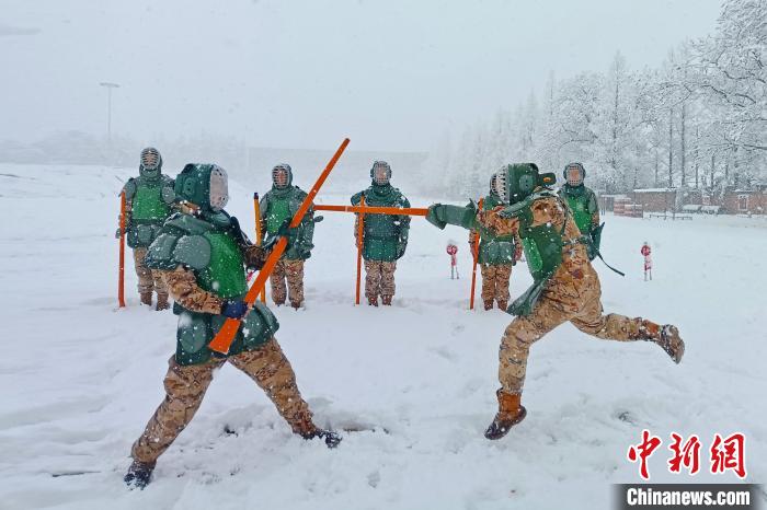 浙江金华：雪花纷飞天武警练兵忙