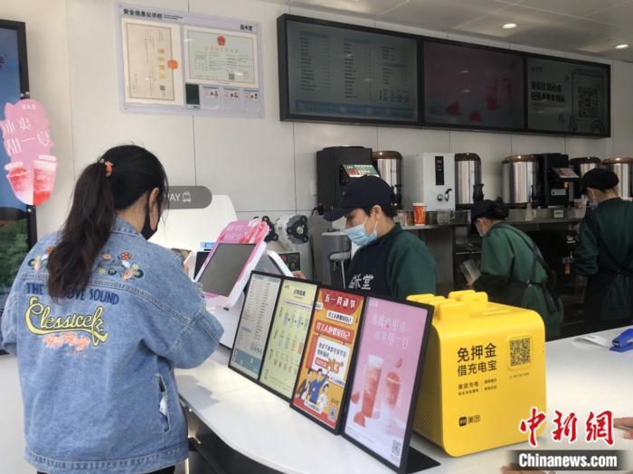 消费者在奶茶店点单。 <a target='_blank' href='/' >中新网</a> 左宇坤 摄