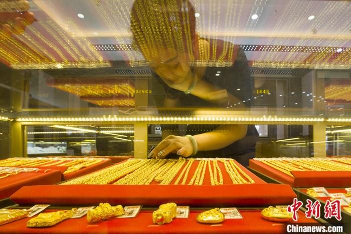 山西省太原市,一商场工作人员整理黄金饰品。
<a target='_blank' href='/'>中新社</a>记者 张云 摄 山西省太原市,一商场工作人员整理黄金饰品。<a target='_blank' href='/'>中新社</a>记者 张云 摄