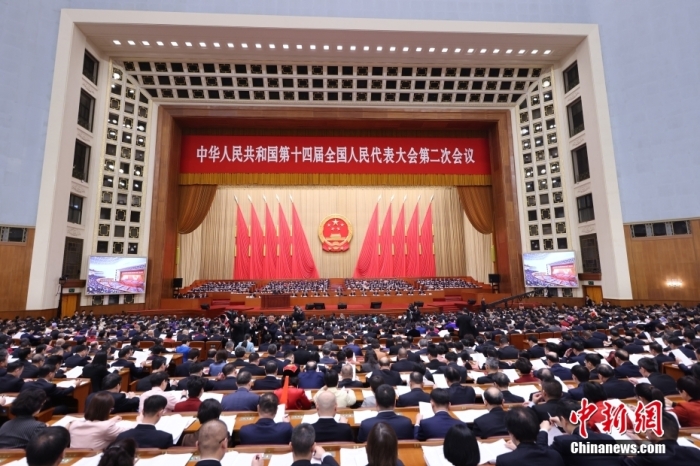 3月5日，十四届全国人大二次会议在北京人民大会堂开幕。<a target='_blank' href='/'>中新社</a>记者 盛佳鹏 摄